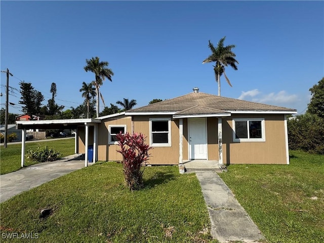 bungalow-style home featuring a front lawn