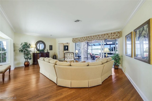 living room featuring dark wood-style flooring, visible vents, crown molding, and baseboards