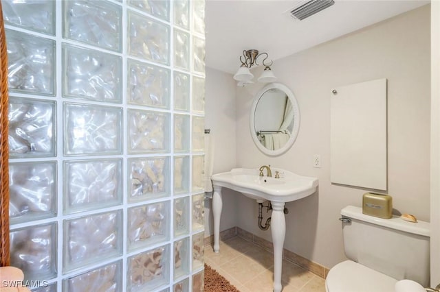 bathroom featuring toilet, tile patterned flooring, visible vents, and baseboards