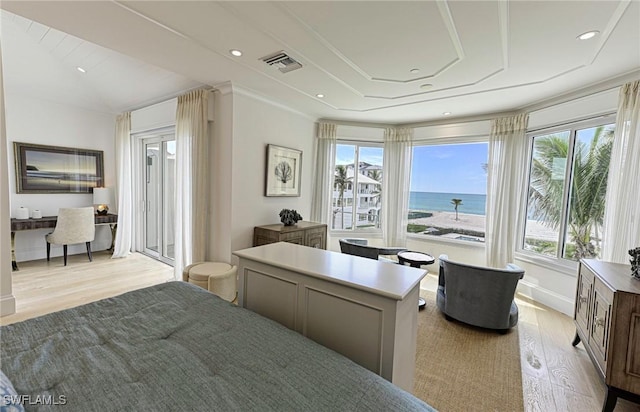 bedroom featuring light wood-style flooring, recessed lighting, visible vents, baseboards, and a tray ceiling