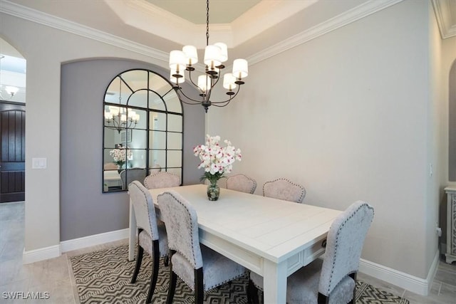 dining room featuring arched walkways, baseboards, and an inviting chandelier