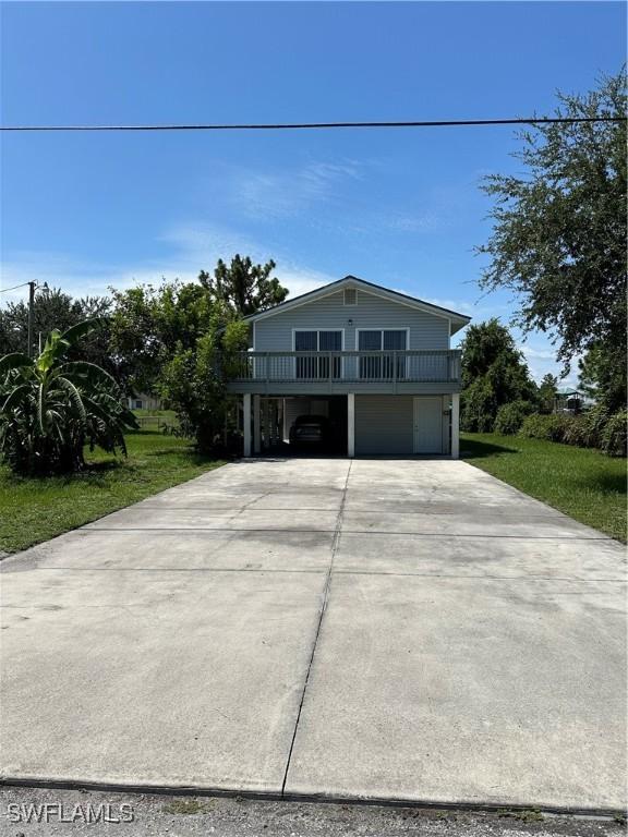 view of front facade featuring a carport and driveway