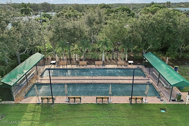 view of swimming pool featuring a yard