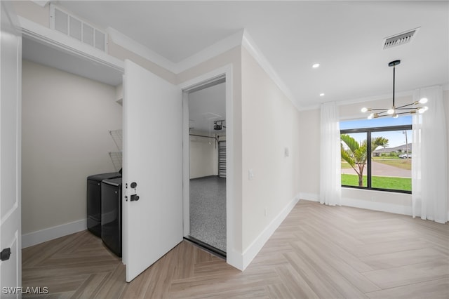 washroom featuring laundry area, visible vents, baseboards, washer and clothes dryer, and crown molding