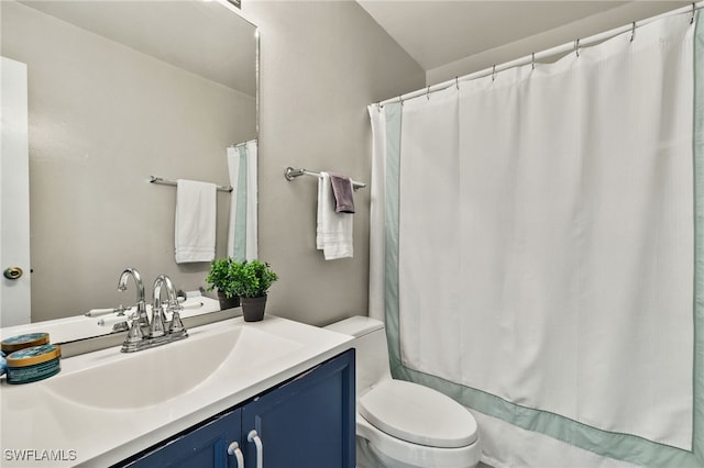 full bathroom featuring a shower with shower curtain, toilet, and vanity