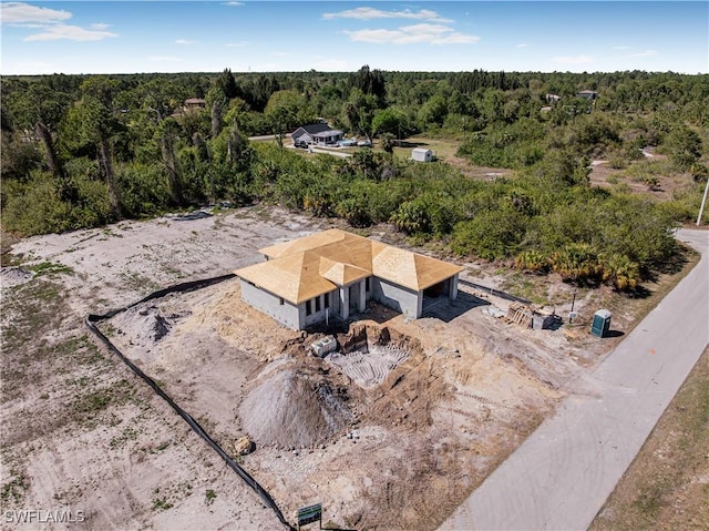 bird's eye view featuring a wooded view