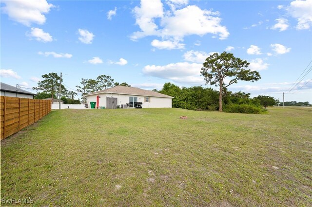 5011 Dania Cir, Labelle, FL 33935 - view of yard featuring fence