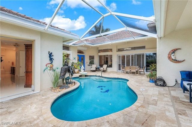 outdoor pool featuring outdoor dining space, a patio area, a lanai, and a ceiling fan