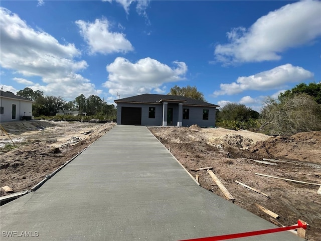 view of front facade with driveway and an attached garage