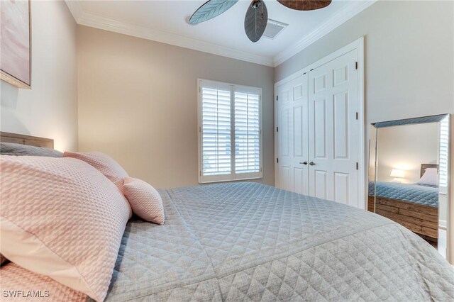 bedroom with ceiling fan, a closet, visible vents, and crown molding