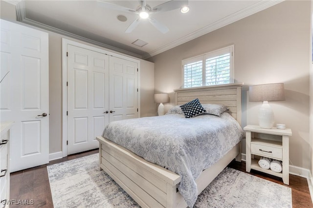 bedroom with baseboards, a ceiling fan, ornamental molding, wood finished floors, and a closet