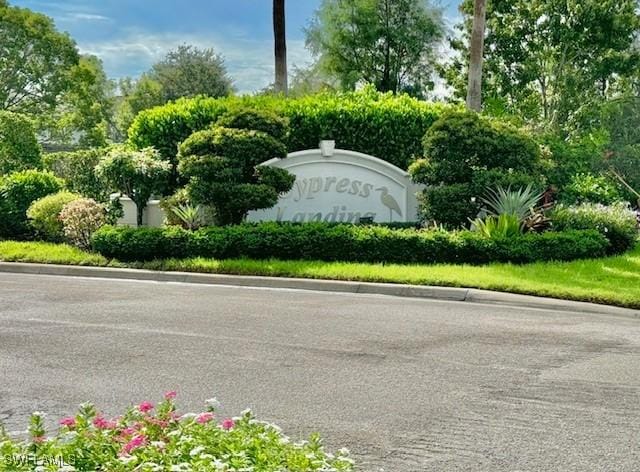 view of community / neighborhood sign