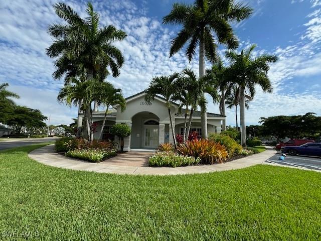 view of front of home featuring a front lawn