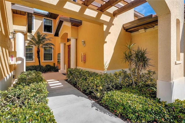 property entrance featuring stucco siding