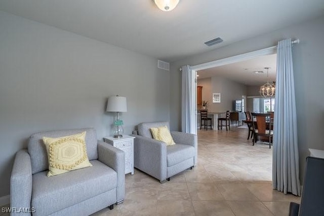 sitting room with visible vents and a notable chandelier