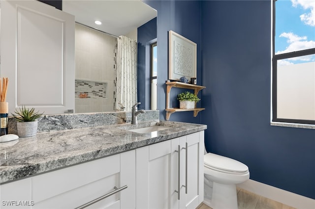 full bathroom featuring a shower with shower curtain, baseboards, vanity, and toilet