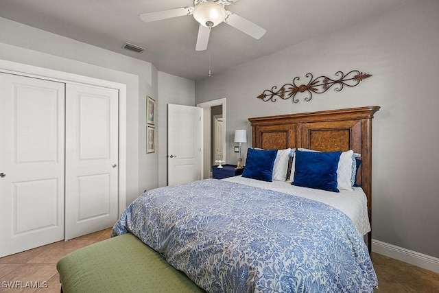 tiled bedroom with ceiling fan, a closet, visible vents, and baseboards