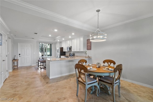 dining area with baseboards, recessed lighting, visible vents, and crown molding