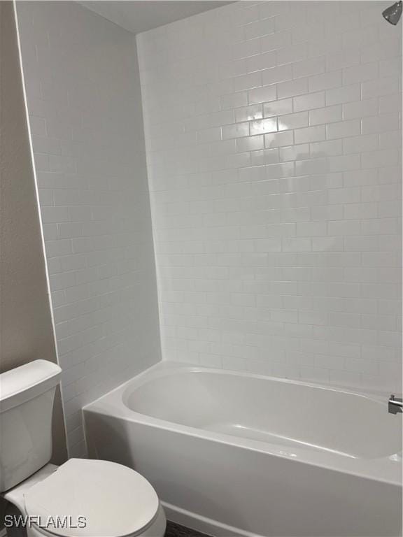 full bathroom with toilet and washtub / shower combination