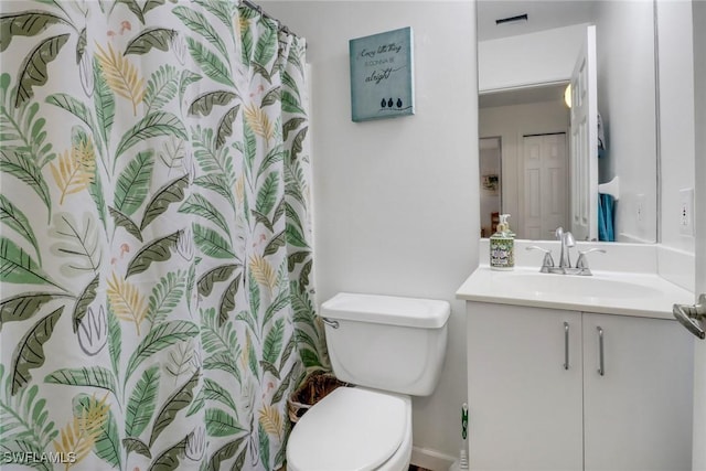 bathroom featuring toilet, a shower with curtain, visible vents, and vanity