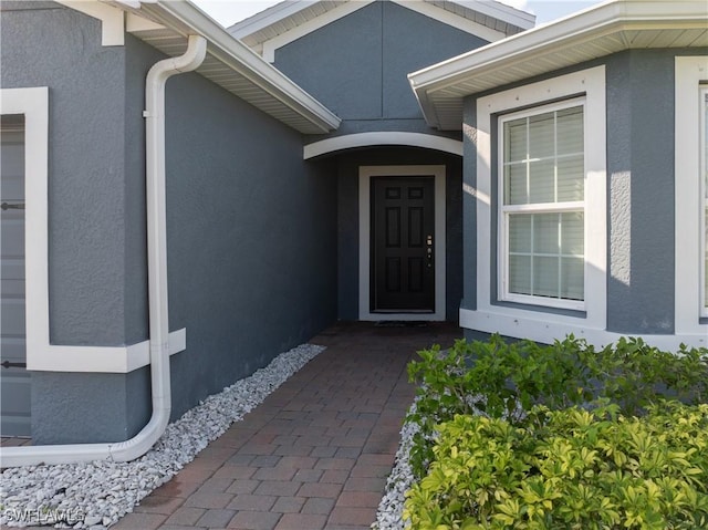 entrance to property with stucco siding