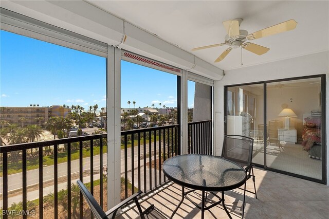 sunroom / solarium with ceiling fan