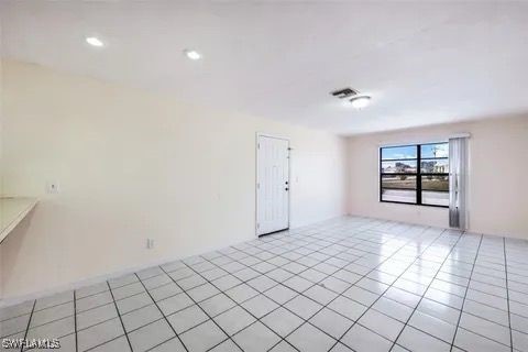 empty room featuring light tile patterned floors