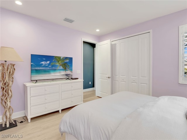 bedroom featuring light wood-type flooring, baseboards, visible vents, and recessed lighting