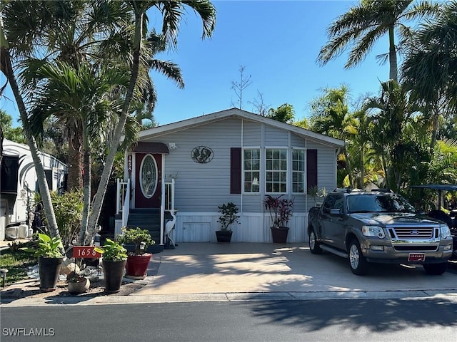 manufactured / mobile home with driveway