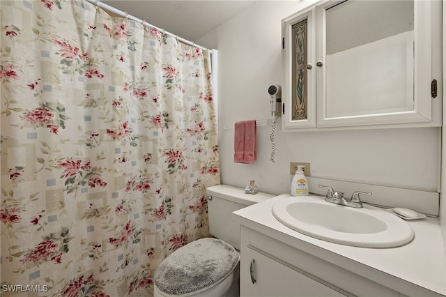 full bath with vanity, toilet, and a shower with curtain