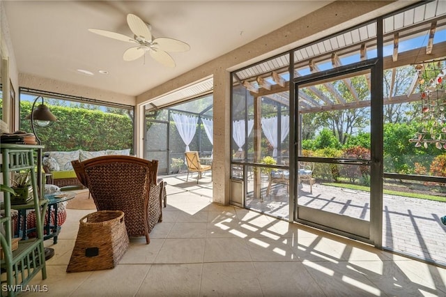 sunroom with ceiling fan