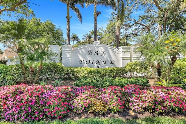 view of community / neighborhood sign