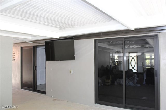 view of exterior entry with stucco siding