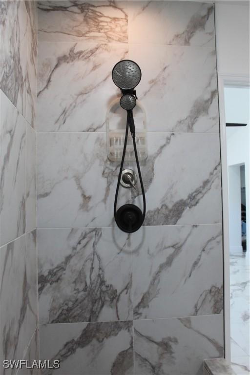 details featuring tiled shower