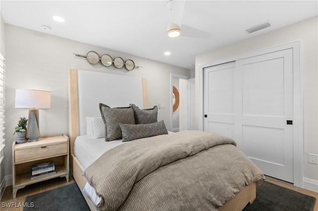 bedroom with baseboards, visible vents, recessed lighting, ceiling fan, and a closet