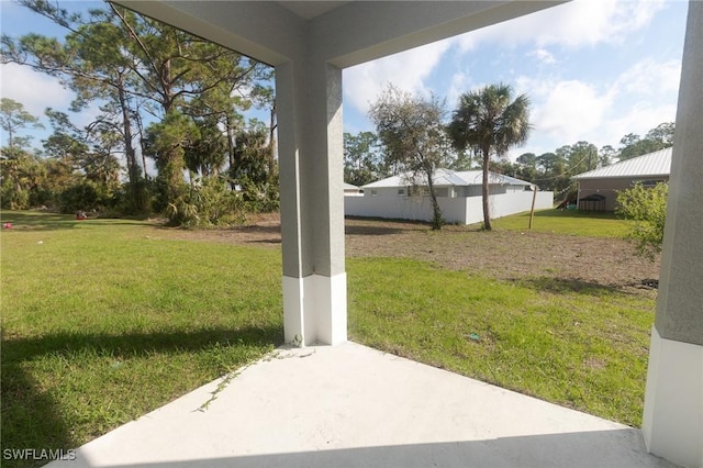 view of yard featuring a patio area