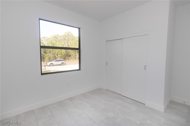 empty room featuring baseboards