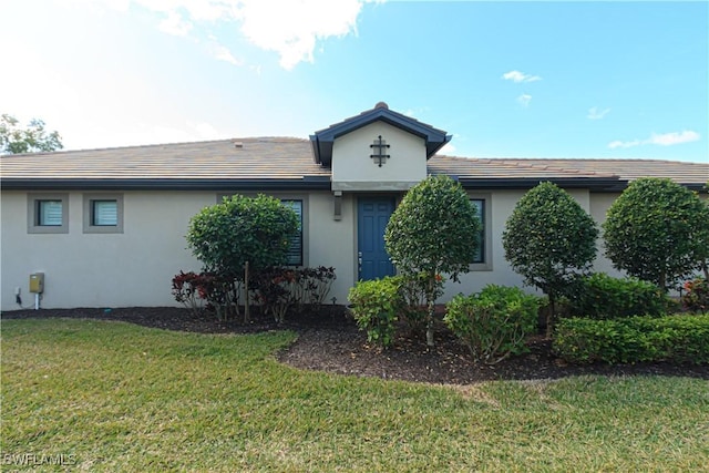 view of front of home featuring a front yard and stucco siding