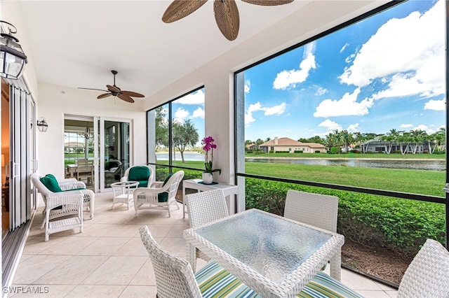 sunroom with ceiling fan