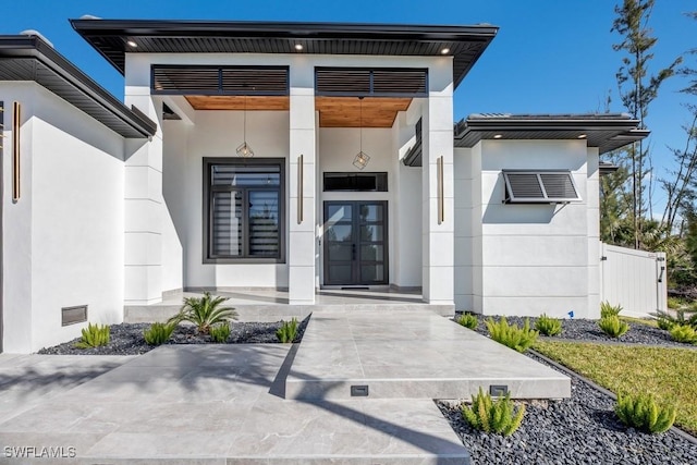 property entrance featuring stucco siding