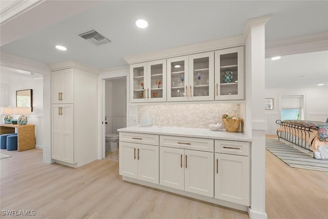 bar with light wood-type flooring, visible vents, backsplash, and recessed lighting