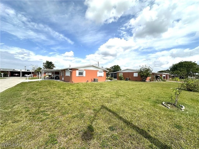 view of yard featuring concrete driveway