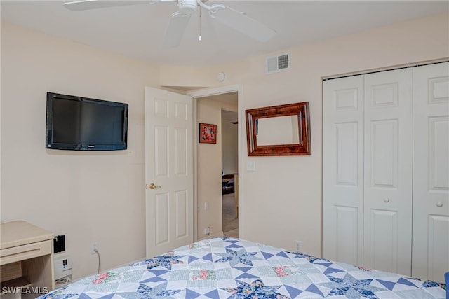 bedroom featuring a ceiling fan, visible vents, and a closet