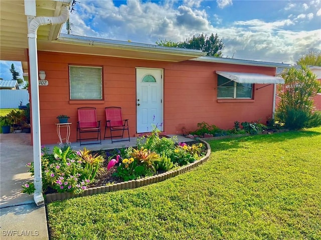 view of front of property with a front yard