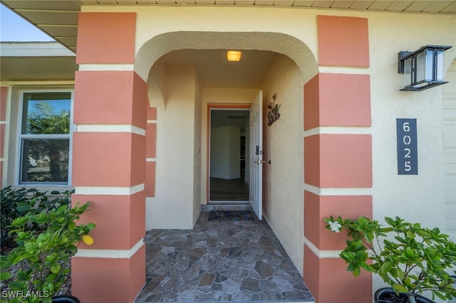 view of exterior entry featuring stucco siding