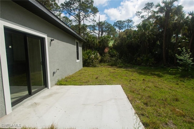 view of yard featuring a patio