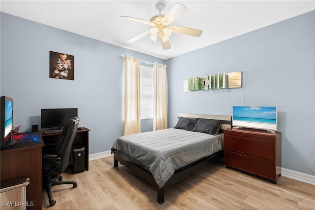 bedroom featuring baseboards, light wood-style floors, and ceiling fan