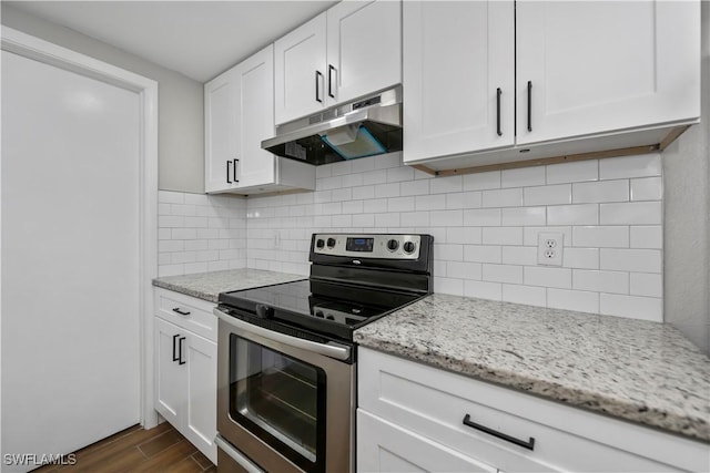 kitchen with stainless steel electric range oven, dark wood-type flooring, backsplash, and under cabinet range hood