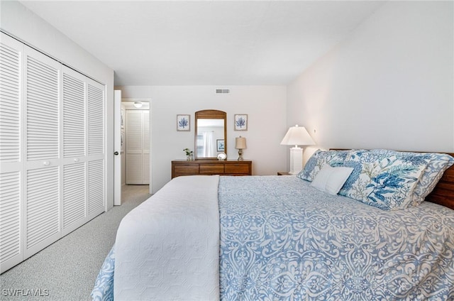 bedroom with visible vents, arched walkways, carpet, and a closet