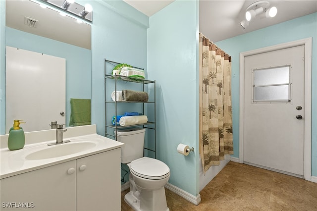 full bath with visible vents, baseboards, toilet, a shower with curtain, and vanity